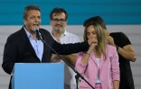 Le ministre de l'Economie argentin et candidat à la présidentielle Sergio Massa prononce un discours après sa défaite aux côtés de sa femme Malena Galmarini à Buenos Aires le 19 novembre 2023