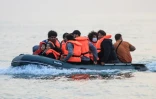 Le Koweitien Walid (G) a pris la mer avec d'autres migrants. Leur seule crainte est de tomber en panne dans les eaux françaises, un scénario qui les ramènerait à la case départ. En mer, le 11 septembre 2020
