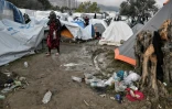 Une femme marche dans le camp de migrants de l'île de Chios en Grèce, le 11 décembre 2019