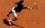 Arthur Fils débordé par Jannik Sinner, le numéro un mondial, lors de la demi-finale du Masters 1000 de Madrid, le 1er mai 2026