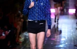 Un modèle présente un mini-short lors du défilé Prada à la Fashion week de Milan, le 17 juin 2018 