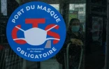 Sticker pour informer les usagers du tram Ă Strasbourg le 11 mai 2020 de l'obligation de porter un masque
