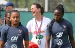 Corinne Diacre plaisante au moment où les Bleues s'entraînent à Nice, le 10 juin 2019 à deux jours de France-Norvège sur place