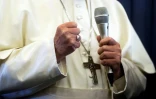 Dans l'avion qui le ramenait dimanche d'Irlande, le pape argentin a recommandé le recours à la psychiatrie lorsque des parents constatent des penchants homosexuels dès l'enfance chez leur progéniture.