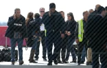 Des passagers de l'Airbus A-320 de la compagnie EgyptAir Airbus à l'aéroport de Larnaca à Chypre le 29 mars 2016 après avoir quitté l'appareil détourné