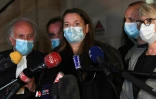 La soeur d'Alexia Daval, Stephanie Gay (c), répond à des journalistes devant la cour d'assises de Haute-Saône, à Vesoul, le 18 novembre 2020