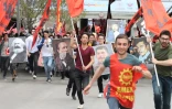 Des étudiants, des travailleurs et des syndicalistes, tenant des portaits de leaders marxistes, défilent à Ankara, le 1er mai 2019 en Turquie