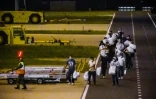 Les passagers d'un troisième vol d'évacuation en provenance de Tenerife arrivent à la base aérienne d'Eindhoven, aux Pays-Bas, le 12 mai 2026
