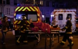 Une victime des attaques de Paris évacuée par des pompiers, le 13 novembre 2015