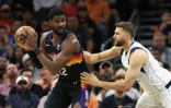 Deandre Ayton (g) des Phoenix Suns face à Maxi Kleber des Dallas Mavericks en demi-finale de Conférence Ouestr en NBA le 2 mai 2022 au Footprint Center à Phoenix