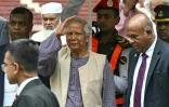 Muhammad Yunus (c), nouveau chef du gouvernement intérimaire, le 9 août 2024 à Dacca, au Bangladesh