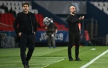 Les entraîneurs Mauricio Pochettino du PSG et Pep Guardiola de City donnent des consignes à leurs joueurs, opposés en demi-finale, le 28 avril 2021 au Parc des Princes