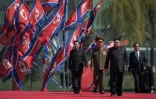 Le leader nord-coréen Kim Jong-Un (c), accompagné du Premier ministre Pak Pong-Ju (d), inaugure un complexe résidentiel, le 13 avril 2017 à Pyongyang