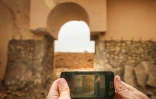 Un smartphone montre la photo d'un des vestiges de la cité antique de Nimrod aujourd'hui détruit après deux ans de contrôle de la cité par l'EI