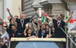 Les joueurs de l'Italie avec le trophée de l'Euro dans les rues de Rome le 12 juillet 2021