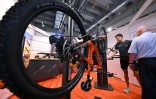 Des visiteurs au salon du vélo Eurobike à Francfort, le 24 juin 2026 en Allemagne