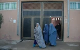 Des Afghanes à la sortie d'un cours  sur des méthodes de contraception proposées par l'ONG britannique Marie Stopes International, le 19 mars 2016 à Mazar-i-Sharif