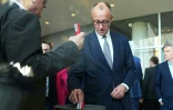 Friedrich Merz, leader de la CDU et futur chancelier allemand, vote lors d'une session du Bundestag, le 18 mars 2025 à Berlin