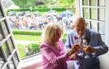Harold Terens (D), vétéran américain de la Seconde Guerre mondiale âgé de 100 ans, et sa fiancée Jeanne Swerlin, âgée de 96 ans, lors des célébrations de leur mariage à la mairie de Carentan-les-Marais, en Normandie, le 8 juin 2024 à