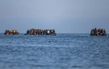 Des migrants à bord de bateaux de passeurs tentent de traverser la Manche au large de la plage de Gravelines, dans le Nord, le 27 septembre 2025