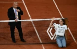 Une activiste de Dernière Rénovation accrochée au filet du court Philippe-Chatrier de Roland-Garros le 3 juin 2022 lors de la demi-finale masculine entre Casper Ruud et Marin Cilic