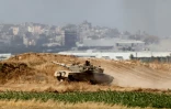 Un char de l'armée israélienne prend position dans le sud d'Israël près de la frontière avec la bande de Gaza, le 13 mai 2024