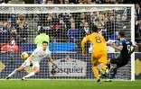 L'attaquant français Olivier Giroud (d) trompe le gardien moldave lors du match de qualification à l'Euro 2020, au Stade de France, le 14 novembre 2019