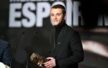 Benjamin Voisin, César du meilleur espoir masculin dans le film "illusions Perdues", lors de la cérémonie des César à l'Olympia, le 25 février 2022 à Paris
