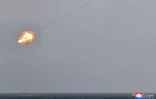 Une photographie diffusée le 20 mars 2025 par l'agence officielle nord-coréenne KCNA montre ce qui est présenté comme un essai de nouveaux missiles anti-aériens, à une date et en un lieu non précisés