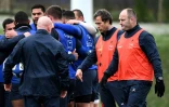 Le sélectionneur du XV de France, Fabien Galthié (c)et l'entraîneur des avants William Servat (d), lors d'un entraînement, le 4 mars 2020 à Marcoussis, avant le Tournoi des Six nations
