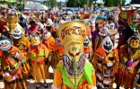 Défilé de masques lors du festival de Phi Ta Khon, ou "festival des fantômes", dans la province de Loei, le 24 juin 2023 dans le nord-est de la Thaïlande