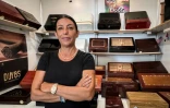 Tania Duyos devant des caves à cigares, le 6 septembre 2023 à La Havane, à Cuba