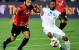 Mohamed Salah (g) Ă la lutte avec le Congolais Elia Meschak Ă la CAN, le 26 juin 2019 au Caire
