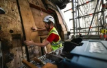 Le charpentier James Haycraft participe à la rénovation du navire HMS Victory, le 21 août 2024 à Portsmouth