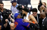 Karl-Anthony Towns, le pivot des New York Knicks, célèbre sa victoire avec son père, Karl Towns Sr., après le match remporté contre les San Antonio Spurs lors du deuxième match de la finale de la NBA 2026, à San Antonio, le 5 juin 2026 à San Antonio
