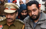 Jagtar Singh Johal (centre), le 24 novembre 2017, escorté au tribunal à Ludhiana en escorted to a court in Ludhiana en Inde