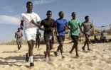 Jeunes Sénégalais sur une plage à Dakar, le 24 novembre 2020