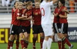 La joie de la milieu de terrain allemande Kim Kulig (c), félicité par ses coéquipières, après avoir marqué contre l'Angleterre, en finale de l'Euro, le 10 septembre 2009 au Stade Olympique d'Helsinki