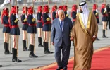 Dans cette photo publiée par l'agence officielle bahreïnie BNA, le président de l'Autorité palestienienne Mahmoud Abbas arrive à Manama le 15 mai 2024, à la veille du  sommet de la Ligue arabe