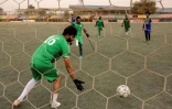 Ces hommes, qui ont perdu un bras ou une jambe dans la guerre et les violences ayant ensanglanté l'Irak, font partie aujourd'hui d'une équipe de football pour amputés, Bagdad le 10 mai 2022