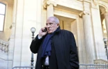 Antoine Sollacaro en train de téléphoner devant le tribunal de Paris, le 16 mars 2009