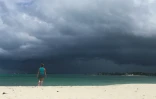 Nuages de pluie au-dessus de Nassau, aux Bahamas, le 12 septembre 2019