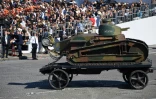 Le Char Renault FT, qui avait enfoncé les lignes allemandes en 1918, lors d'un défilé sur les Champs-Elysées le 14 juillet 2017 à Paris
