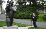L'ancien soldat Wojciech Narebski, 93 ans, devant une statue de l'ours Wojtek avec lequel il a "servi" durant la Deuxième Guerre mondiale, le 14 novembre 2018 à Cracovie