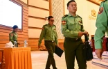 Des officiers de l'armée, membres du Parlement de Birmanie, arrivent à Naypyidaw le 16 mars 2026