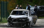 Des gendarmes sécurisent une zone où une voiture incendiée a été découverte à Saint-Pierre-d’Oléron, le 5 novembre 2025, après qu'un conducteur a percuté volontairement des piétons et des cyclistes sur l'Ile d'Oléron