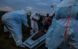 Le personnel médical enterre un patient décédé à l'hôpital de Rwampara en Ouganda, près de la frontière avec la République démocratique du Congo, le 21 mai 2026, où sévit une épidémie d'Ebola