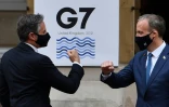 Le secrétaire d'Etat américain Antony Blinken (g) est accueilli par son homologue britannique Dominic Raab pour la réunion du G7, le 4 mai 2021 à Londres