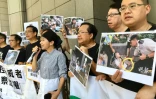 La députée pro-démocratie Claudia Mo (au centre) prend la parole pendant un rassemblement contre les violences policières à Hong Kong, le 15 juin 2019