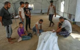 Des Palestiniens pleurent devant le corps d'un proche tué lors de bombardements israéliens, à l'hôpital Nasser de Khan Younès, dans le sud de la bande de Gaza, le 16 juillet 2024
